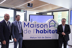 Les officiels dévoilent le logo de la nouvelle Maison de l'Habitat - Agrandir l'image